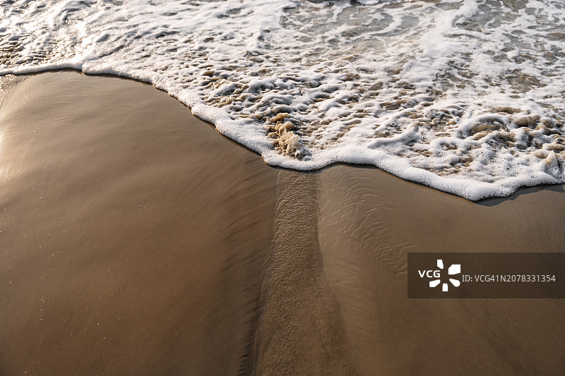 沙滩上的温柔海浪图片素材