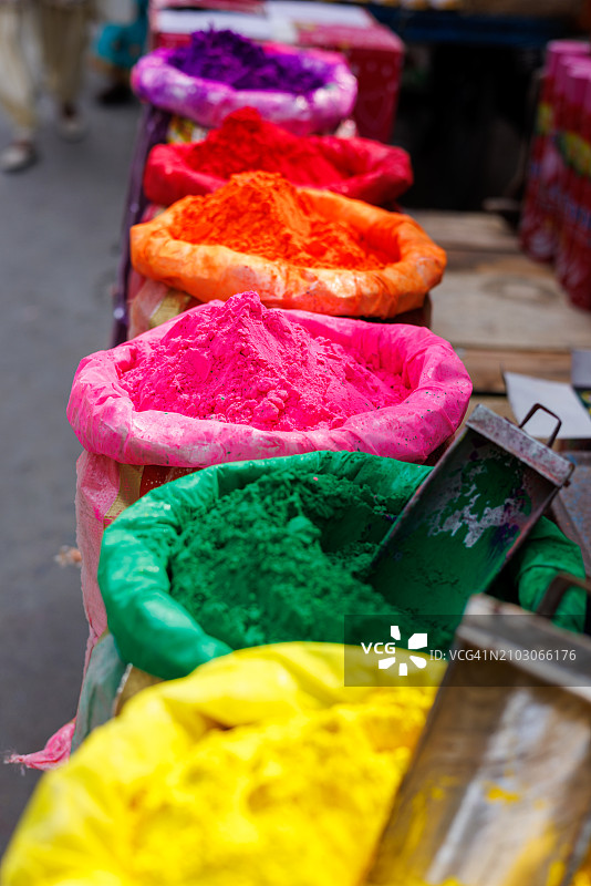 市场摊位上出售的彩色胡里节粉末。图片素材
