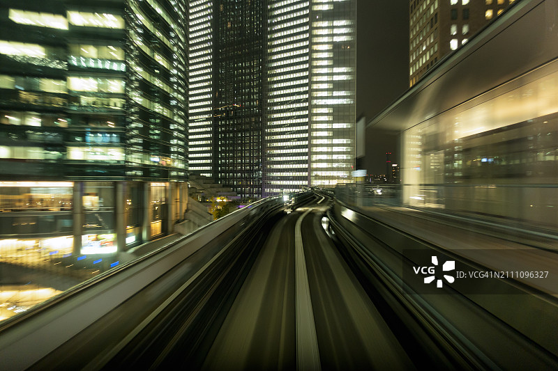 一辆陆地车辆奔向城市天际线的视角图像图片素材