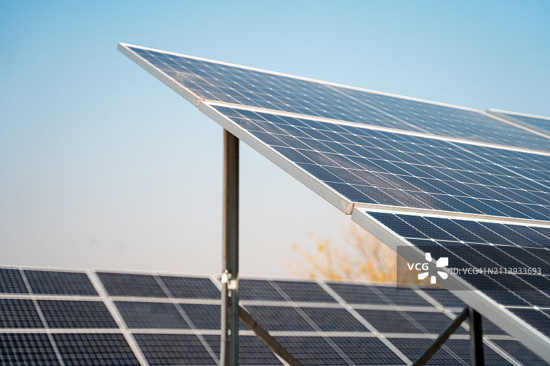 清洁能源:阳光下的太阳能电池板图片素材
