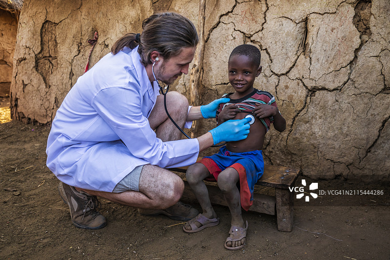在肯尼亚的一个小村庄，医生正在给一个非洲男孩做检查图片素材