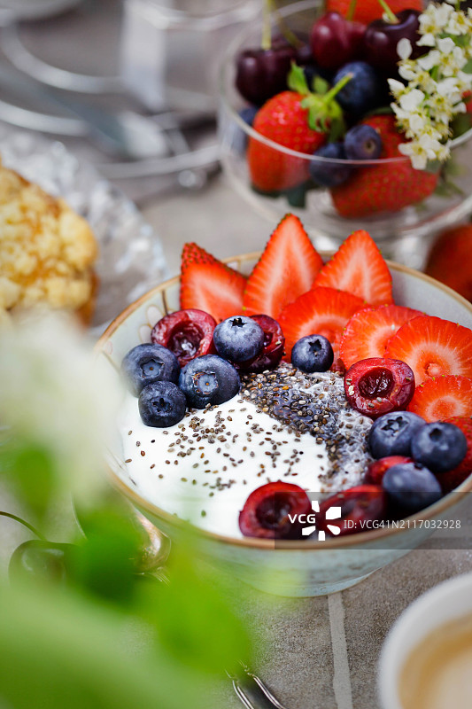 健康早餐，有奇亚籽，酸奶和新鲜浆果图片素材