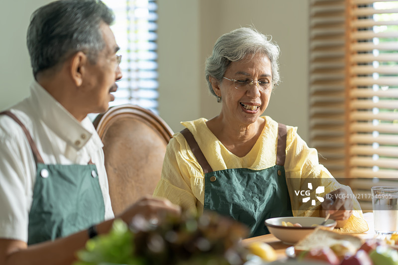 退休后的幸福:成熟的夫妇一起做饭。图片素材