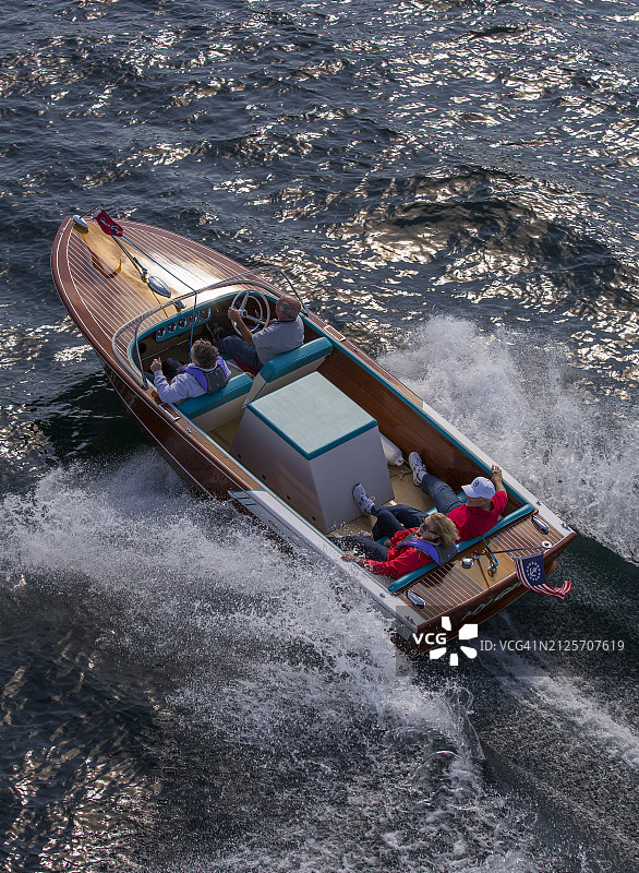 木船比赛，两对夫妇在华盛顿的切兰湖图片素材