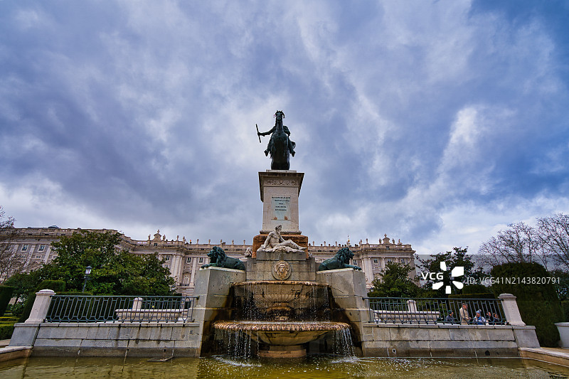 西班牙马德里的费利佩四世纪念碑图片素材