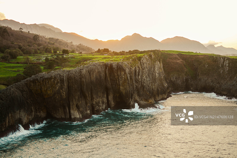 黄昏时海岸悬崖的剪影。这张照片摄于西班牙阿斯图里亚斯的莱恩斯图片素材
