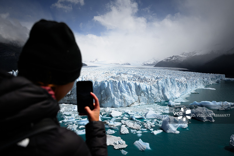 在佩里托莫雷诺冰川用智能手机拍照图片素材