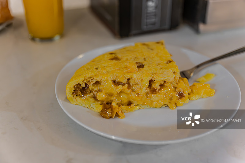 玉米饼-一片西班牙煎蛋卷，pincho de玉米饼，西班牙马德里图片素材