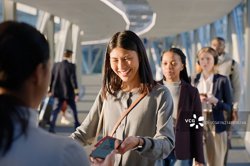 女人，在机场排队办理检查或旅行，在飞机上或度假时使用科技产品。女性旅行者或手机度假或工作旅行与时间表，5g或在线或轻松方便图片素材