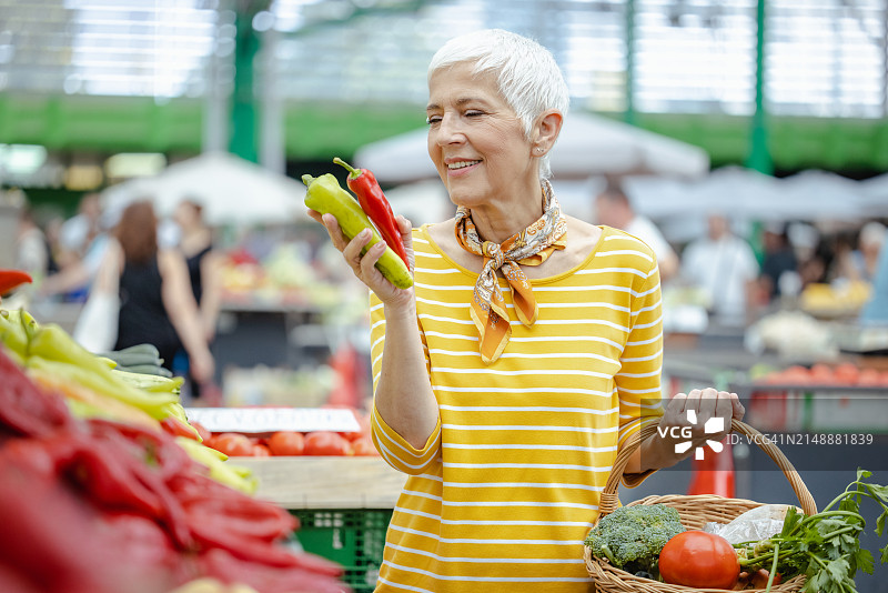健康生活的有机食品。农贸市场上的一位老妇人图片素材