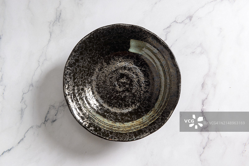 大理石背景的黑色日本空碗图片素材