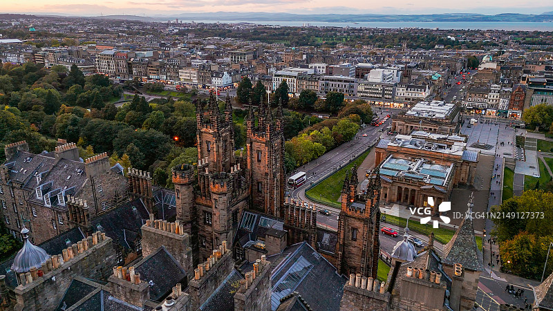 爱丁堡大学和爱丁堡老城区鸟瞰图，爱丁堡老大学和爱丁堡城堡鸟瞰图，爱丁堡市中心，苏格兰哥特式复兴建筑图片素材