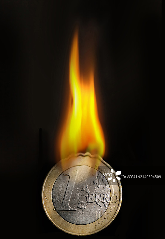 黑色背景下燃烧的欧元硬币图片素材