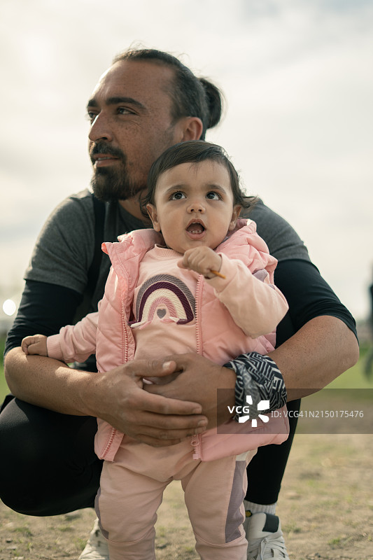 甜蜜的女儿和父亲的肖像图片素材