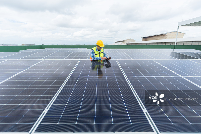 太阳能电池板技术人员对太阳能农场进行诊断检查，展示可再生能源的工作图片素材