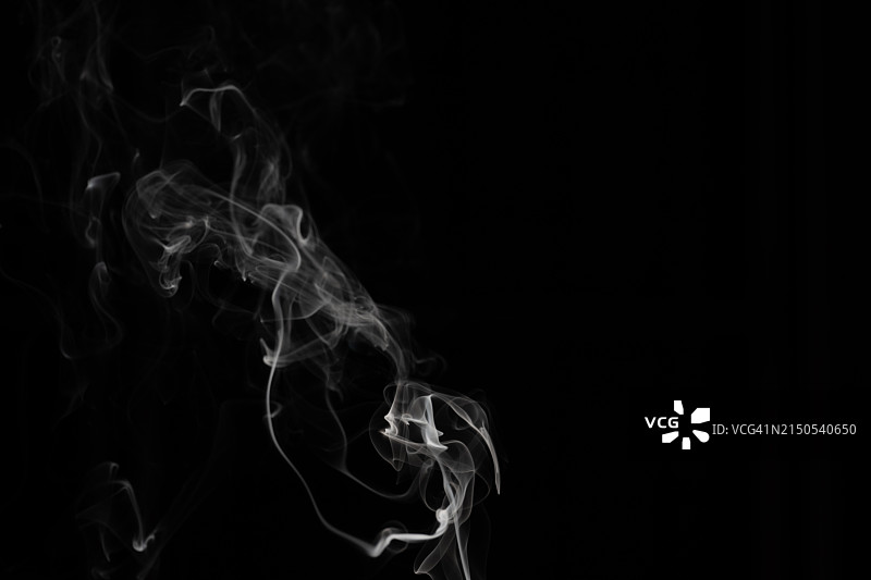 黑色背景上抽象的白烟。黑背景烟图片素材