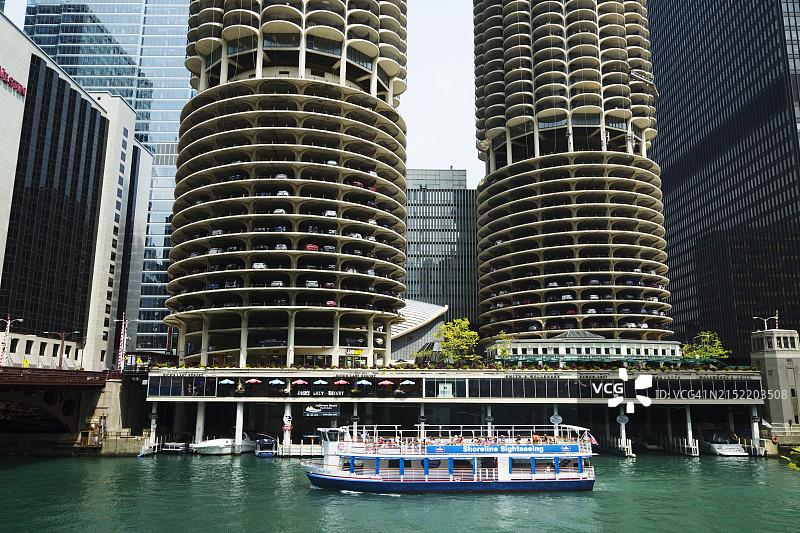 游船游客在伊利诺伊州芝加哥市中心的芝加哥河上游弋。图片素材