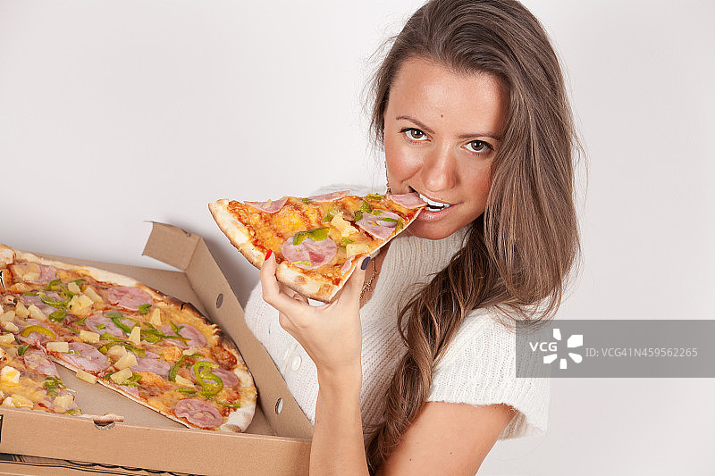 女孩在吃美味的披萨图片素材
