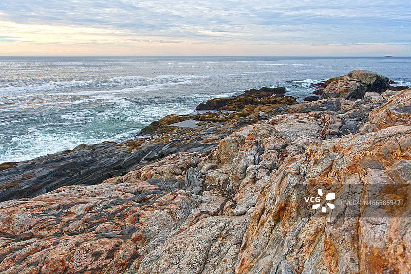 缅因州佩马基德角的岩石和海洋图片素材