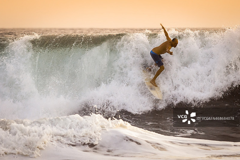 冲浪者在狂野的海浪在巴厘岛图片素材
