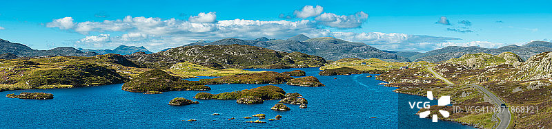 苏格兰田园诗般的石南群岛遥远的高山湖泊西部群岛全景图片素材