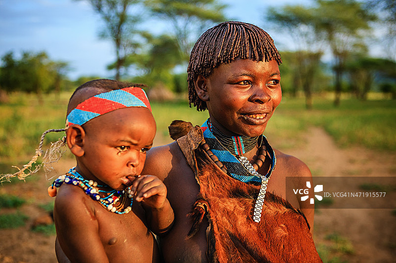 来自萨迈部落的妇女抱着她的孩子，埃塞俄比亚，非洲图片素材