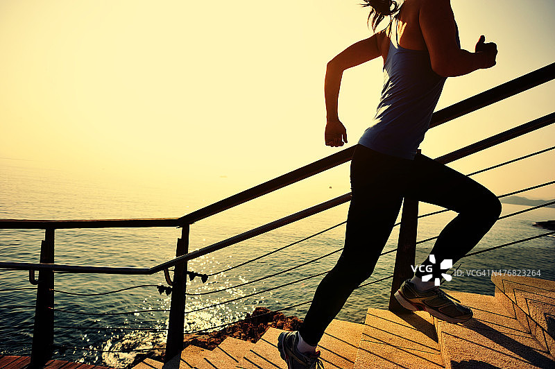 健康的生活方式运动女人跑上石头楼梯图片素材