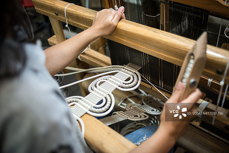 传统织布机在纺织辅料制造中的应用细节图片素材