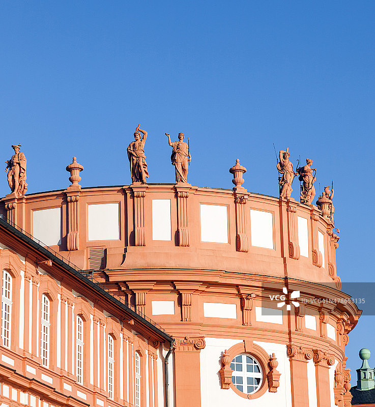 矗立在威斯巴登宫殿屋顶上的寓言图片素材