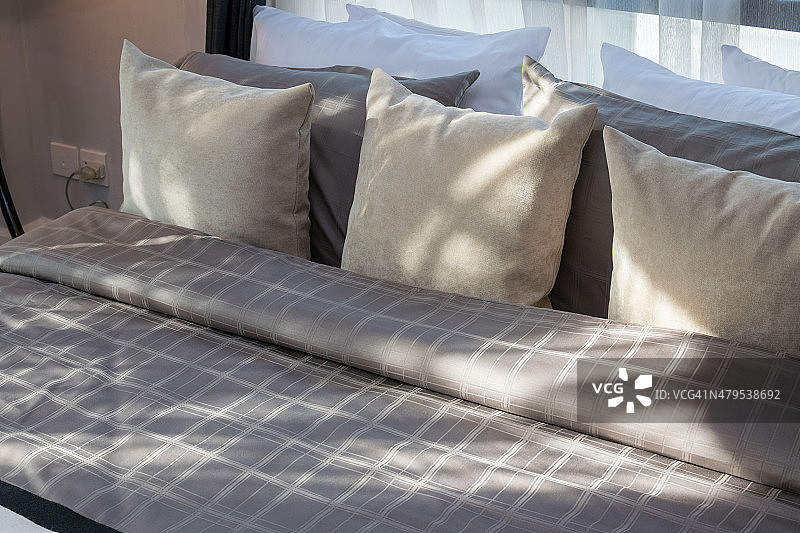 棕色枕头的现代卧室图片素材