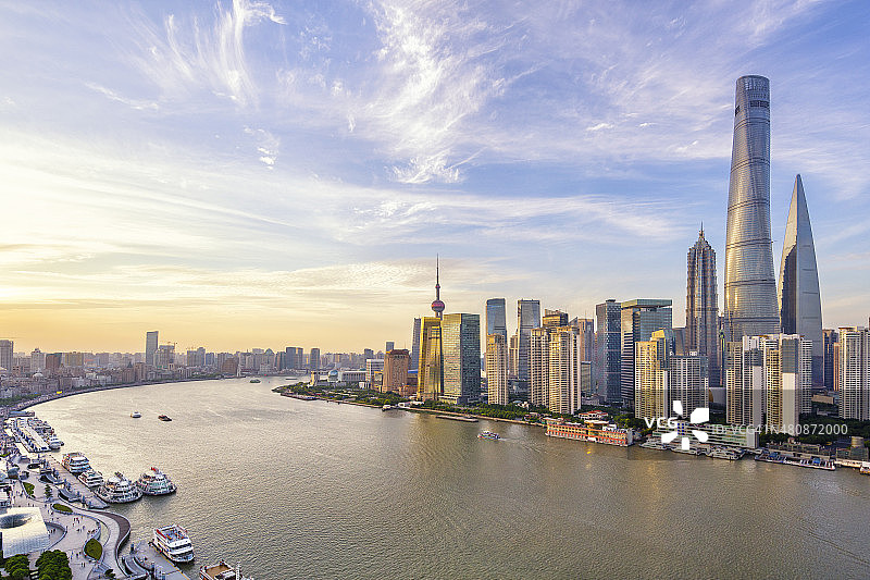 日落时分，上海河边的现代天际线图片素材