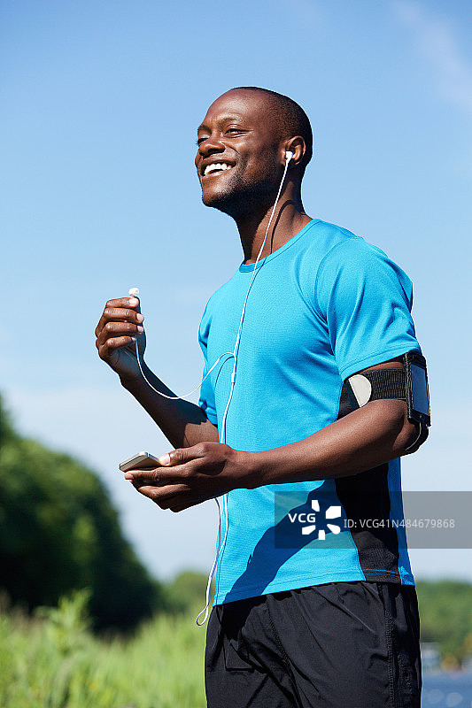微笑的非裔美国男性跑步者图片素材