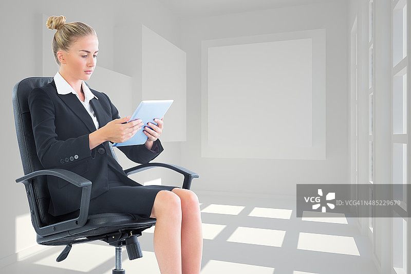 合成图像的女商人坐在转椅与平板电脑图片素材