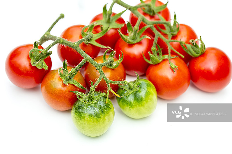 一束鲜红的西红柿孤立在白色背景上图片素材