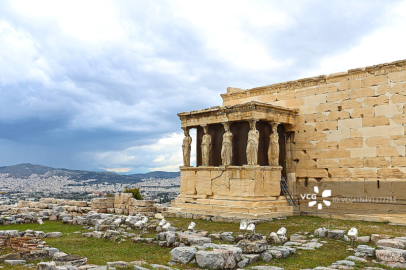 直立，女像柱与全景的城市，雅典，希腊图片素材