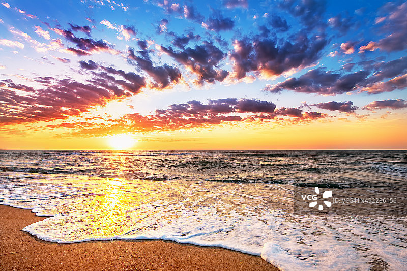 灿烂的海洋海滩日出。图片素材