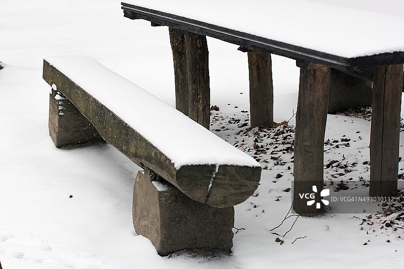 铺满雪的木凳和桌子图片素材