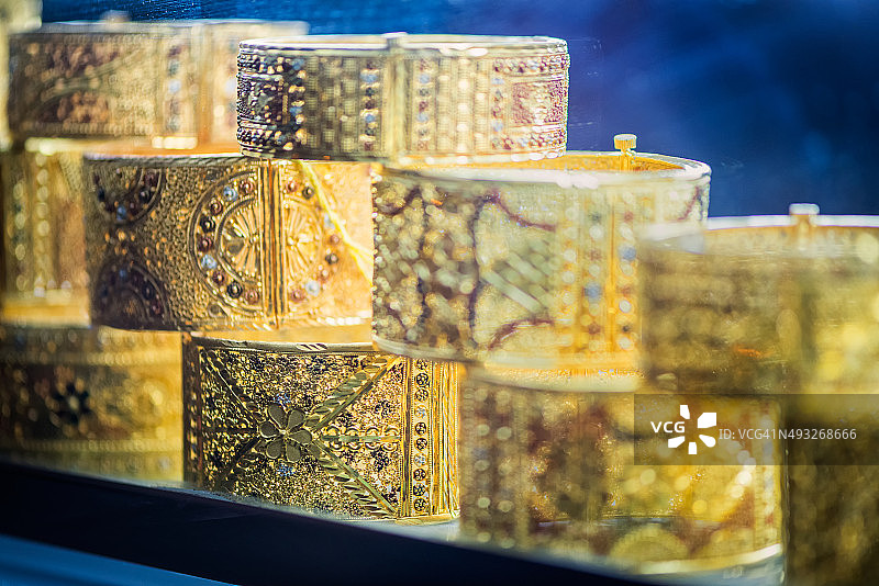 在珠宝店橱窗的手镯，黄金市场，德拉，迪拜，阿联酋图片素材