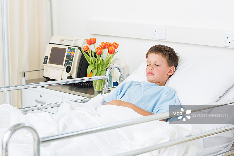 在医院病房睡觉的男孩图片素材