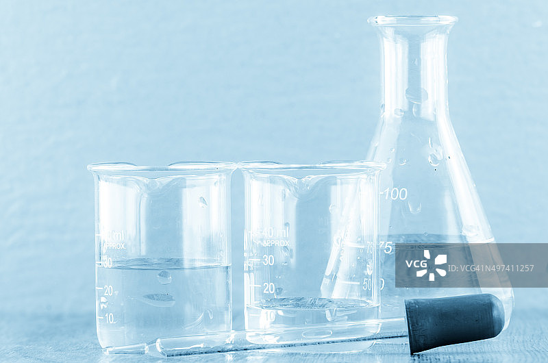实验室玻璃器皿(蓝色调)图片素材