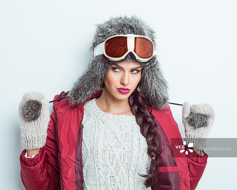 性感的女人在冬天的装备-羽绒服，皮草帽子图片素材
