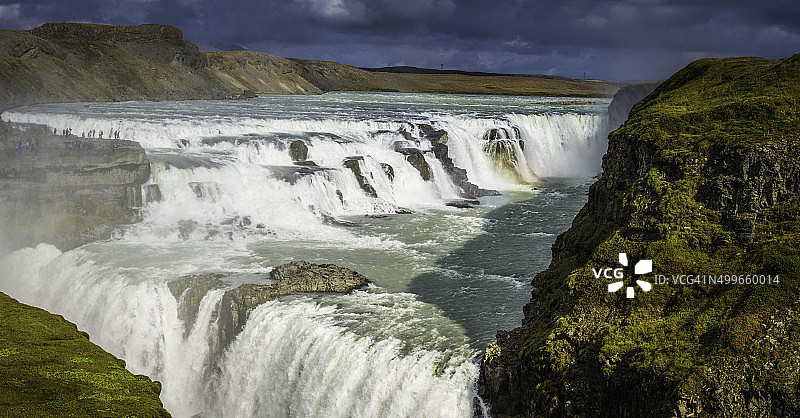 冰岛海湾瀑布雷鸣般的瀑布，标志性的金环地标全景图片素材