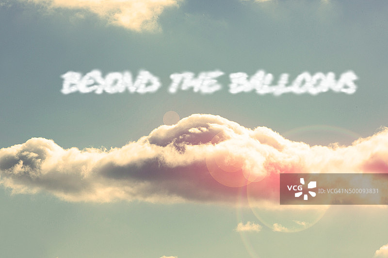 在气球的映衬下，湛蓝的天空布满了白云图片素材