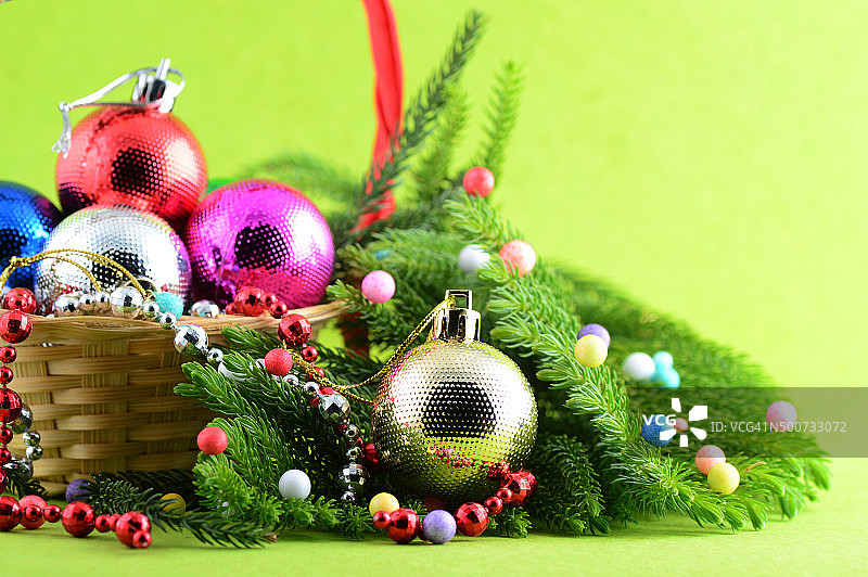 圣诞节装饰:彩色的圣诞球和装饰物与圣诞树图片素材