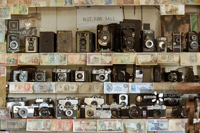 老式相机和货币图片素材