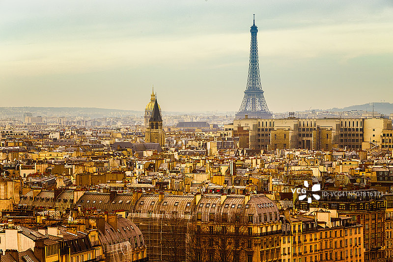 从埃菲尔铁塔俯瞰巴黎。传统的观点图片素材