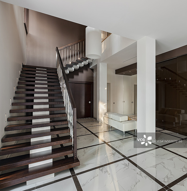 豪华大厅内部设有楼梯和玻璃衣橱图片素材
