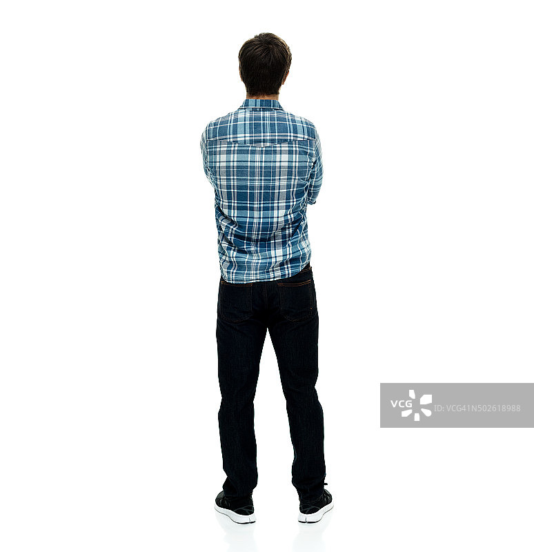 一个随意的男人双手交叉站着的背影图片素材