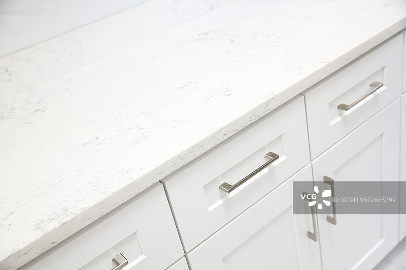 厨房橱柜上方的白色大理石图片素材