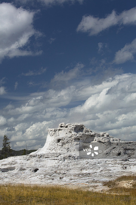 白色的石灰石城堡间歇泉与深蓝色的天空，黄石。图片素材
